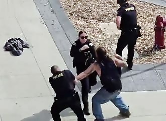 Wow, un homme frappe 3 policiers tour à tour et réussit à prendre la fuite