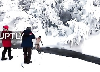 Par -50°C, un touriste allemand décide de faire trempette dans une rivière