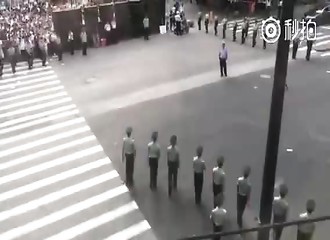 Quand des policiers chinois se substituent aux feux tricolores pour protéger les piétons
