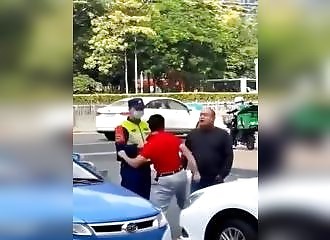 Il fait une démonstration de Kung fu lors d'une dispute dans la rue