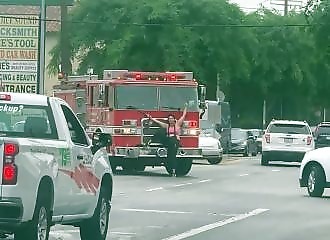 Une sans-abris bloque un camion de pompier et fait des gestes obscènes aux automobilistes