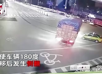 Après s’être renversé sur un taxi, un camion reprend tranquillement sa route (Chine)