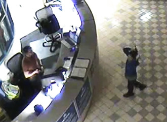 Elle débarque dans le quartier général de la police armée de deux couteaux (Texas)