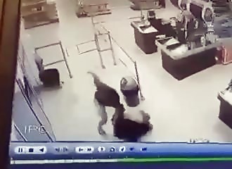 Après avoir agressé tout le monde, le client d’une épicerie se fait salement punir (Slovaquie)