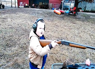 Vive l’Amérique et les armes à feu : un gamin s’entraîne avec le fusil de chasse de son père
