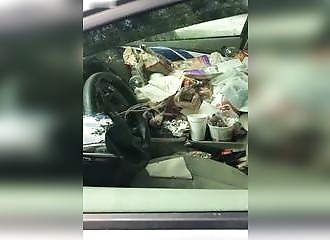 Un automobiliste transforme sa voiture en décharge