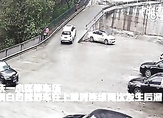 Chine : quand un automobiliste peine à gravir une pente...