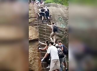 Elle chute du mont Hua en Chine