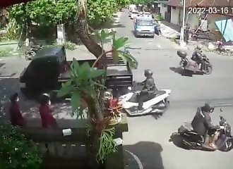 Ce scooteriste va t'il s'en sortir vivant ?!
