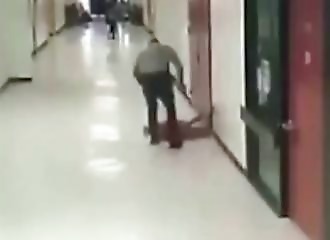 Caroline du Nord : un policier licencié pour avoir sauvagement attaqué un gamin de 12 ans
