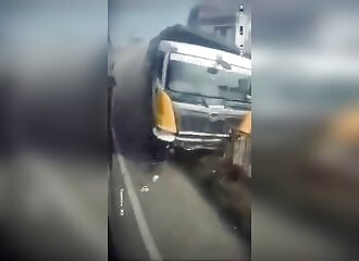 A dashcam captures an impressive accident in India