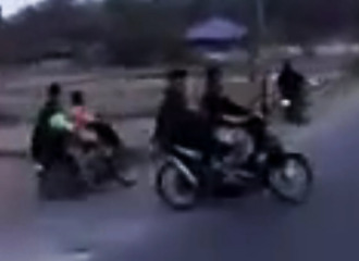 Un motard s’engage sur une route sans pour autant faire attention et il le paye cher