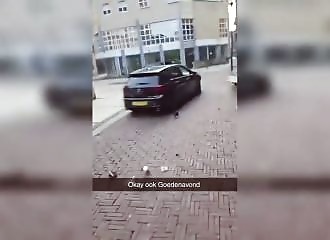 Il conduit comme un fou dans une zone piétonne pour fuir la police