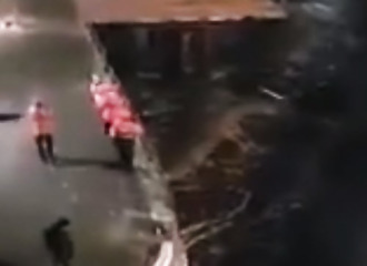 À cause des vents violents, un ferry percute brutalement un quai