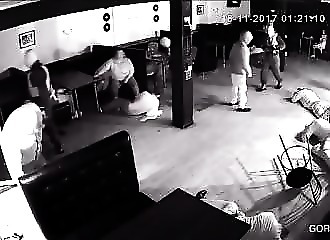 Russie : descente de police musclée dans une boîte de nuit illégale