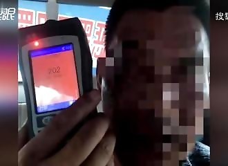 Chine : un père n’a que quelques secondes pour sauver sa fille face à un conducteur ivre