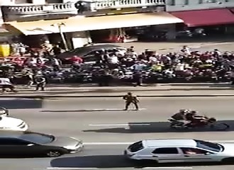 Brésil : un homme complètement nu se fait attaquer par un autre homme armé d’un grand couteau