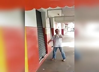 En apprenant qu’il ne peut pas acheter d’alcool, un homme devient rapidement fou
