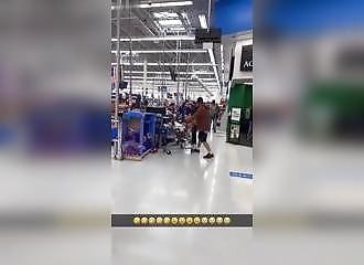 Il s'attaque à la mauvais employée dans un Walmart