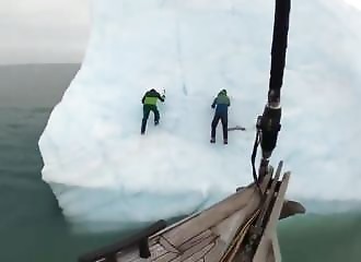 Un iceberg se retourne sur 2 explorateurs