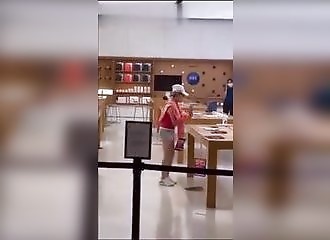 Furieuse contre le service après-vente, elle saccage un apple store