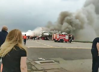 Russie : un avion prend feu lors de son atterrissage d’urgence et fait 41 morts (MàJ)