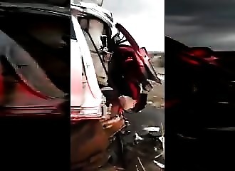 Arabie Saoudite : une voiture littéralement enroulée autour d’un poteau électrique