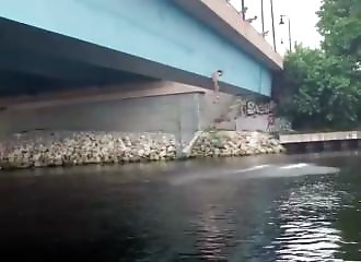 Saut pendulaire depuis un pont (FAIL)