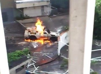 Une pluie de cocktails Molotov sur un blindé de la police (Venezuela)