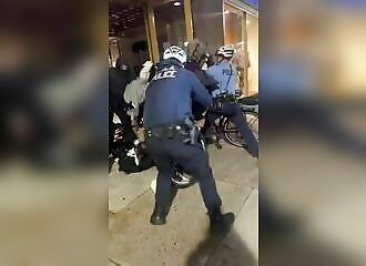 Les policiers ne savent pas où donner de la tête lors d'une émeute à Philadelphie