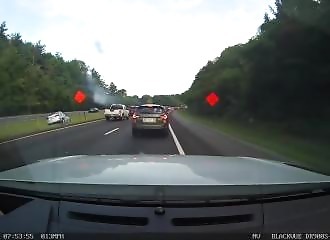 Un automobiliste continue d’accélérer dans les bouchons