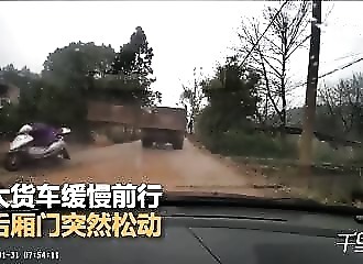 Un scootériste se prend la ridelle d’un camion en pleine figure