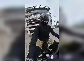 Un motard se filme à la première personne en train de se faire écraser par un camion (Public averti)