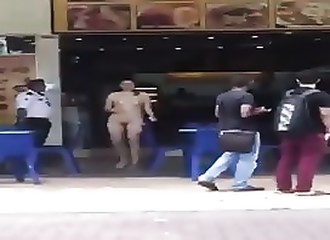 Elle marche à poil dans la rue et le web malaisien s’affole