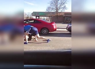 Un road rage sur un parking se termine par une poignée de main