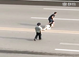 Il file un coup de main à sa compagne qui refuse de traverser la chaussée (Chine)