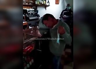 Un homme complètement ivre tient absolument à porter son masque