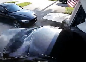 Une voiture fait une entrée fracassante dans un garage