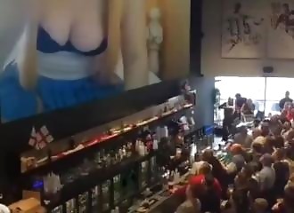 C'est fou l'effet que peuvent avoir des seins sur une foule d'hommes !