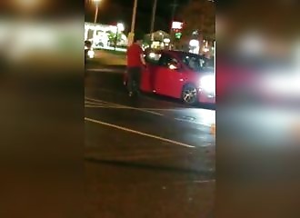 Samaritain surprend et tente de sauver une fille séquestrée dans la rue