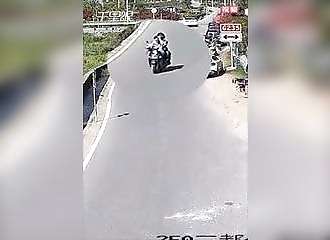 Arranger ses cheveux ou conduire, une scootériste paye douloureusement son imprudence