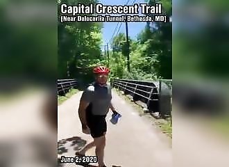 Un homme agresse des fillettes qui distribuent des flyers contre le racisme (Maryland)