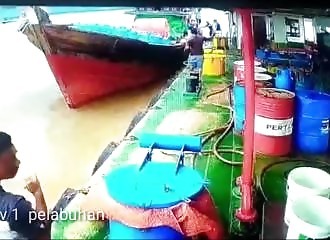 Des bouteilles de gaz font couler un bateau (Indonésie)