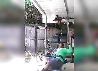 Un homme se met K.O après un log press désastreux