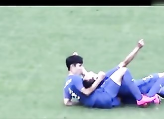 2 footballeurs plein de tendresse