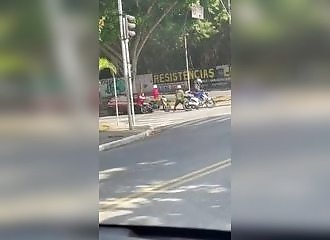 Quand des amateurs tentent de voler une moto ..