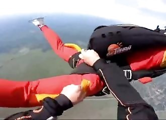 Instructeur sauve une débutante lors d'un saut en parachute