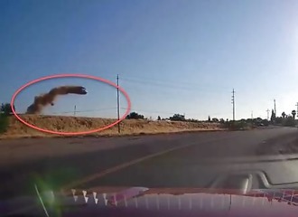 Une dashcam filme une voiture s'envoler à plusieurs mètres de hauteurideo Showing Car Launching Hundreds Of Feet Off Highway Overpass, Miraculously No One Killed - Videos - VidMax.com