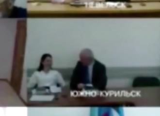 En pleine réunion, le maire se met à farfouiller dans l’entrecuisse de son adjointe (Russie)