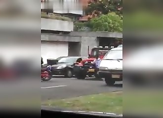 Avec sa grosse Jeep, une file roule sur un homme